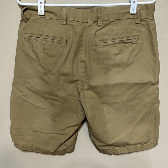 Slim Fit Old Navy Khaki Shorts size 31 - Picture 2 of 3